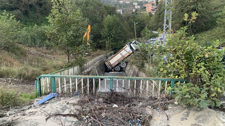 Rize'de kontrolden çıkarak kayan kamyon dereye devrildi 14