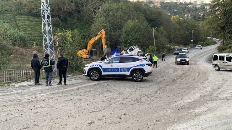 Rize'de kontrolden çıkarak kayan kamyon dereye devrildi 15