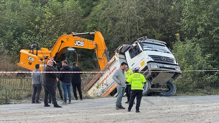 Rize'de kontrolden çıkarak kayan kamyon dereye devrildi 3