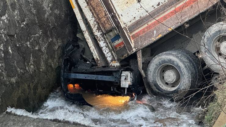 Rize'de kontrolden çıkarak kayan kamyon dereye devrildi 5