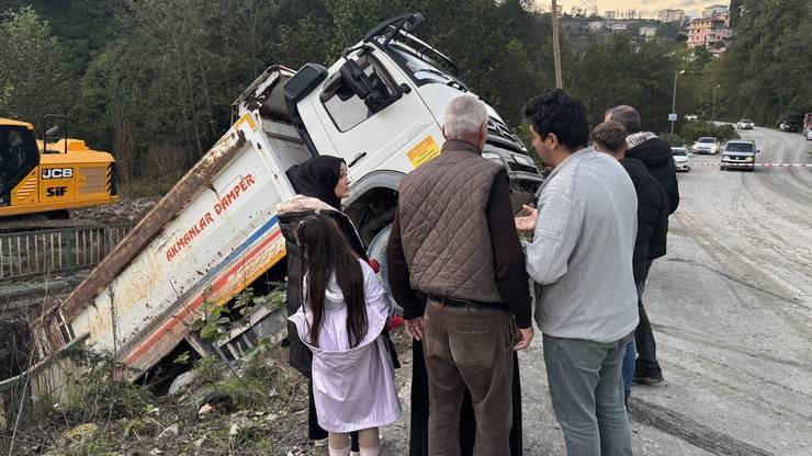 Rize'de kontrolden çıkarak kayan kamyon dereye devrildi 7