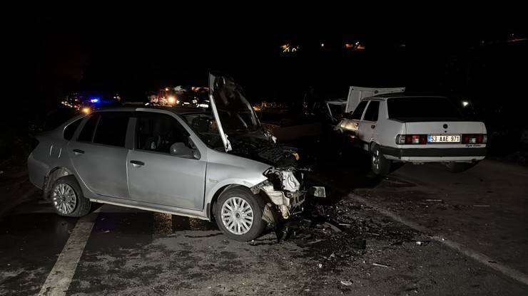 Rize'de zincirleme trafik kazası 2 ölü, 9 yaralı 23