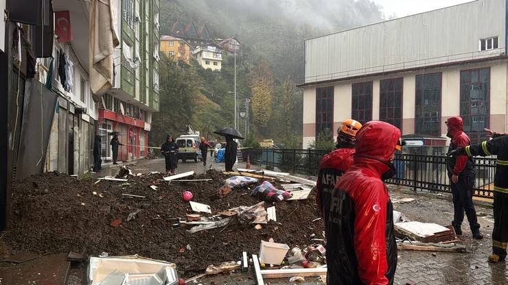 Rize'de heyelan: 1 ölü, 4 yaralı 10