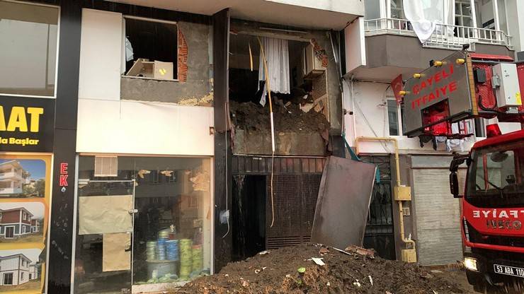 Rize'de heyelan: 1 ölü, 4 yaralı 12