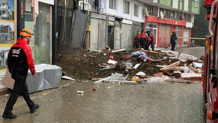 Rize'de heyelan: 1 ölü, 4 yaralı 18