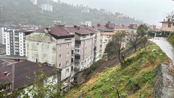 Rize'de heyelan: 1 ölü, 4 yaralı 29