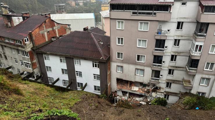 Rize'de heyelan: 1 ölü, 4 yaralı 30