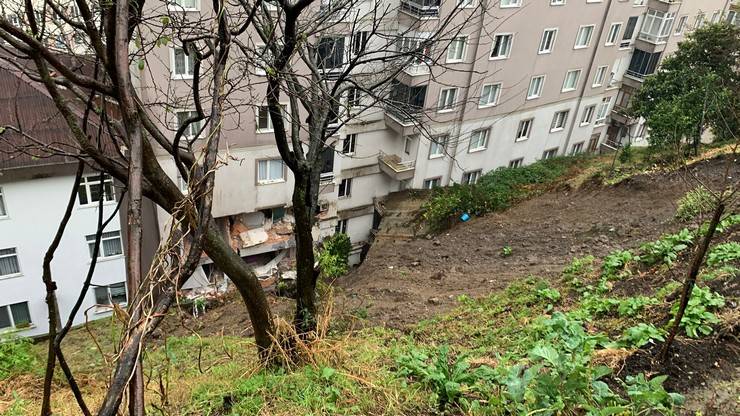 Rize'de heyelan: 1 ölü, 4 yaralı 32