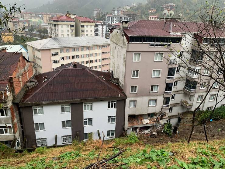 Rize'de heyelan: 1 ölü, 4 yaralı 35