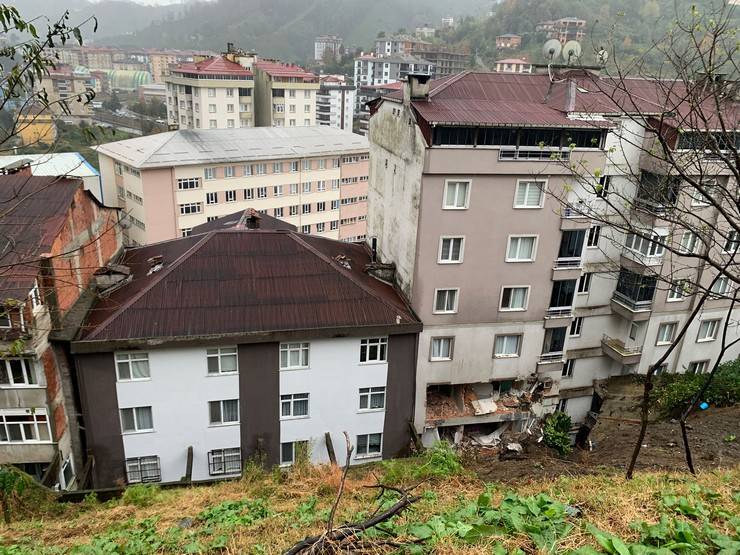 Rize'de heyelan: 1 ölü, 4 yaralı 36