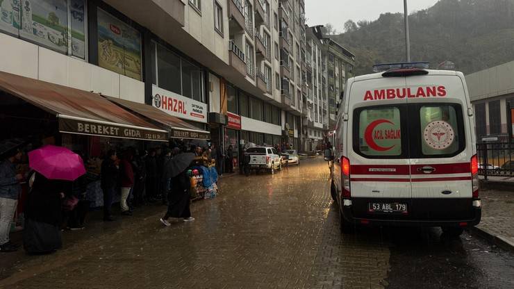 Rize'de heyelan: 1 ölü, 4 yaralı 5