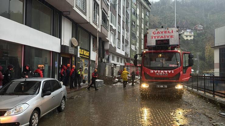 Rize'de heyelan: 1 ölü, 4 yaralı 8