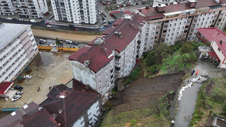 Rize'de heyelanın yaşandığı bölge havadan görüntülendi 1