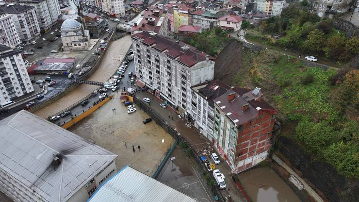 Rize'de heyelanın yaşandığı bölge havadan görüntülendi 10