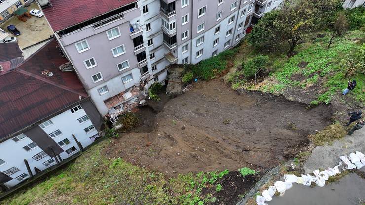 Rize'de heyelanın yaşandığı bölge havadan görüntülendi 13