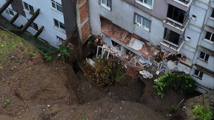 Rize'de heyelanın yaşandığı bölge havadan görüntülendi 2