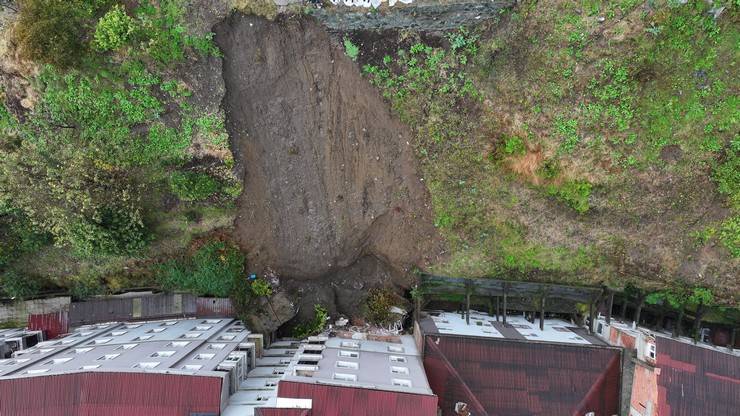 Rize'de heyelanın yaşandığı bölge havadan görüntülendi 5