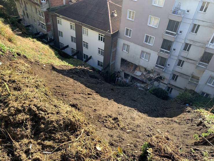 Rize'de heyelanın vurduğu evlere 60 ton toprak girmiş 13