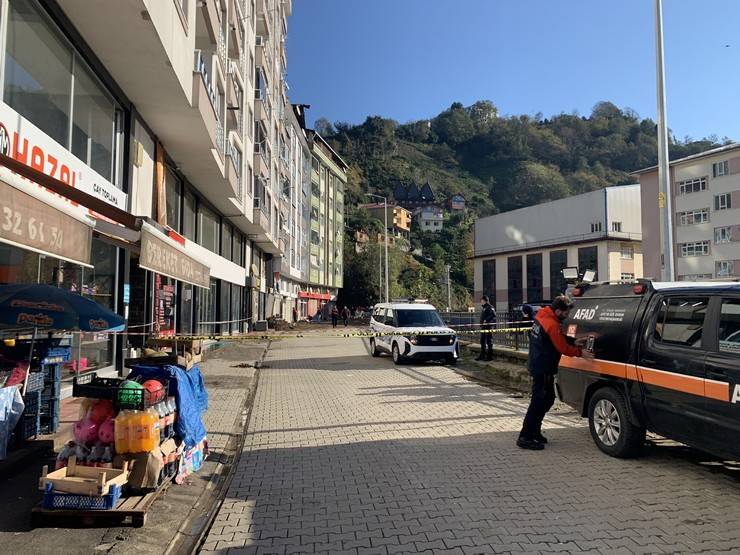 Rize'de heyelanın vurduğu evlere 60 ton toprak girmiş 9