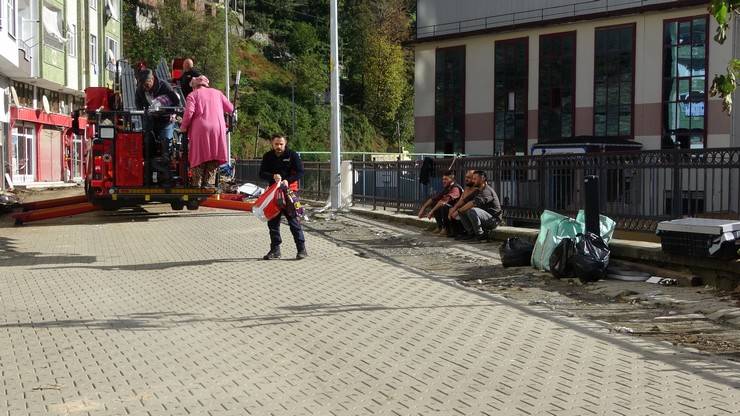 Rize'deki heyelanda evlerinden tahliye edilen vatandaşlar AFAD kontrolünde eşyalarını alıyor 10