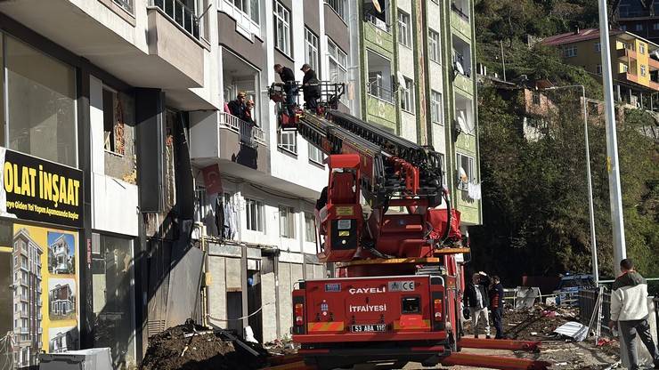 Rize'deki heyelanda evlerinden tahliye edilen vatandaşlar AFAD kontrolünde eşyalarını alıyor 11