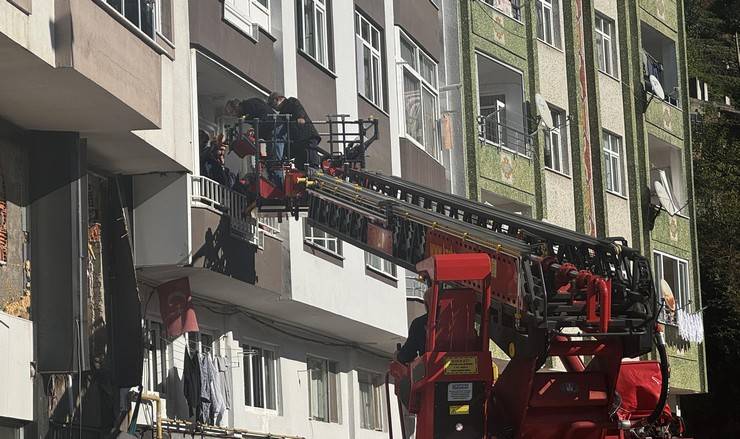 Rize'deki heyelanda evlerinden tahliye edilen vatandaşlar AFAD kontrolünde eşyalarını alıyor 15