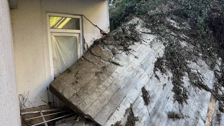 Rize'deki heyelanda evlerinden tahliye edilen vatandaşlar AFAD kontrolünde eşyalarını alıyor 17