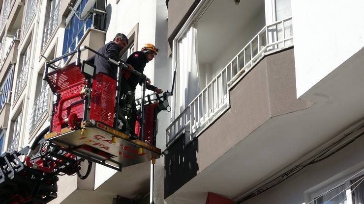 Rize'deki heyelanda evlerinden tahliye edilen vatandaşlar AFAD kontrolünde eşyalarını alıyor 8