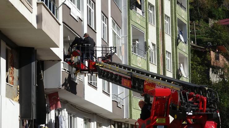 Rize'deki heyelanda evlerinden tahliye edilen vatandaşlar AFAD kontrolünde eşyalarını alıyor 9