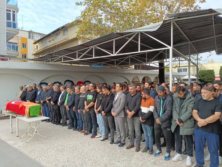 Silahlı saldırıda ölen Çaykur Rizespor'un eski antrenörü Ersin Aka memleketi Hatay’da toprağa verildi 8