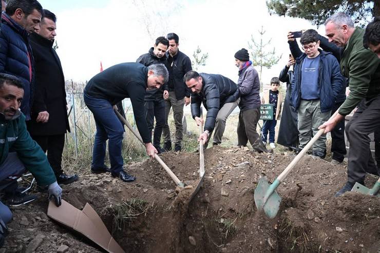 101 Yaşıma Girdim Ama Ölmek İstemiyorum. Ölümden Korkuyorum Gardaş diyen Aliye Göker nine 102 yaşında hayatını kaybetti 10