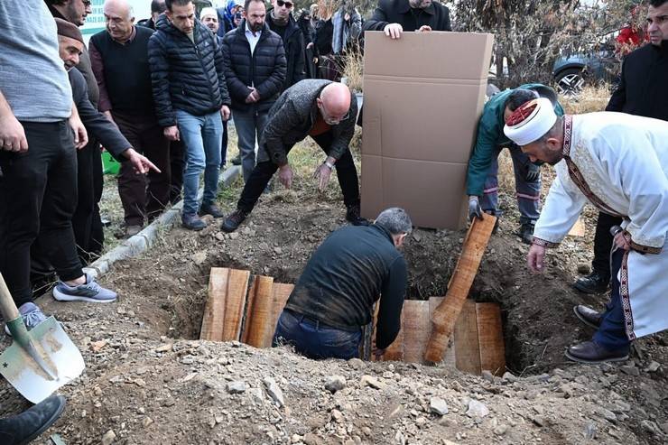 101 Yaşıma Girdim Ama Ölmek İstemiyorum. Ölümden Korkuyorum Gardaş diyen Aliye Göker nine 102 yaşında hayatını kaybetti 9