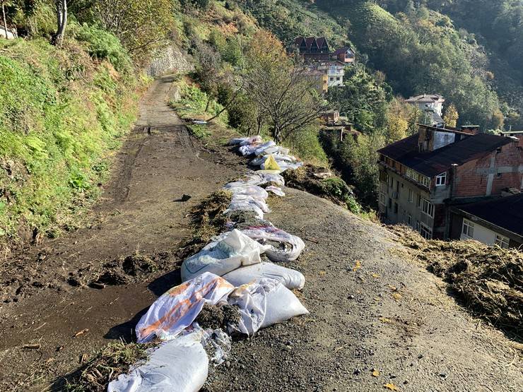 Rize'de heyelanın vurduğu binanın yıkılan istinat duvarı ömrünü tamamlamış 3