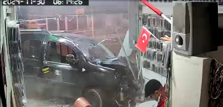 Rize'de hafif ticari araç, iş yerine daldı 4