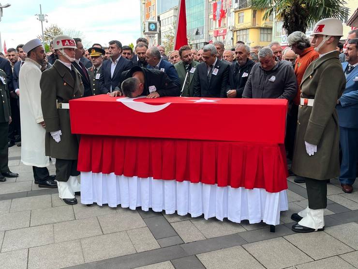 Şehit Teğmen Ceyhun Kalyoncu Rize'de son yolculuğuna uğurlandı 10