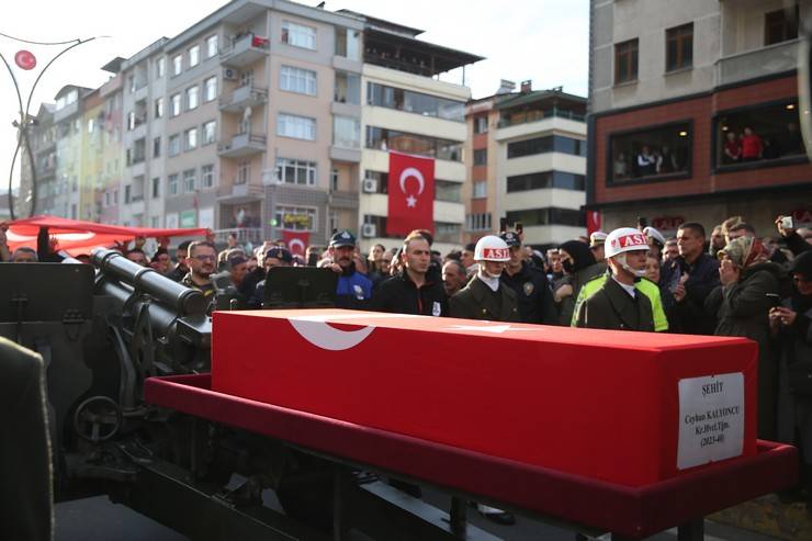 Şehit Teğmen Ceyhun Kalyoncu Rize'de son yolculuğuna uğurlandı 7