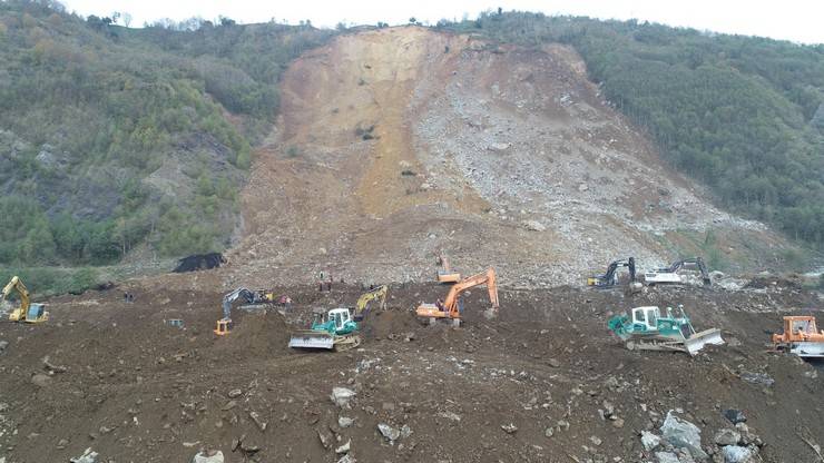 Heyelanın vurduğu Karadeniz Sahil Yolu'na 100 bin ton toprak akmış 10