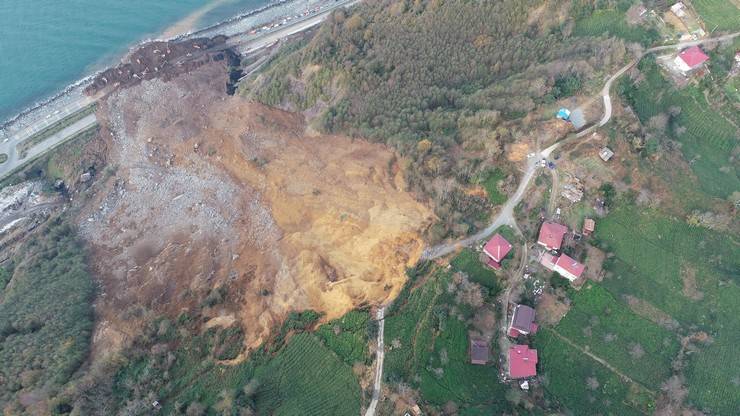 Heyelanın vurduğu Karadeniz Sahil Yolu'na 100 bin ton toprak akmış 11