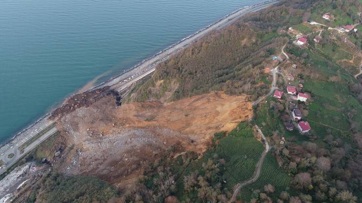 Heyelanın vurduğu Karadeniz Sahil Yolu'na 100 bin ton toprak akmış 2