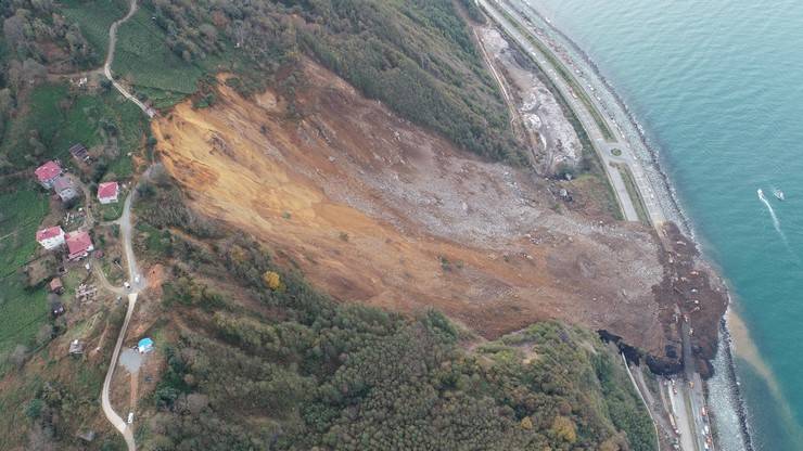 Heyelanın vurduğu Karadeniz Sahil Yolu'na 100 bin ton toprak akmış 3