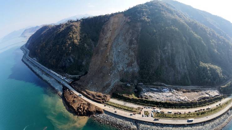 Heyelanın vurduğu Karadeniz Sahil Yolu'na 100 bin ton toprak akmış 4