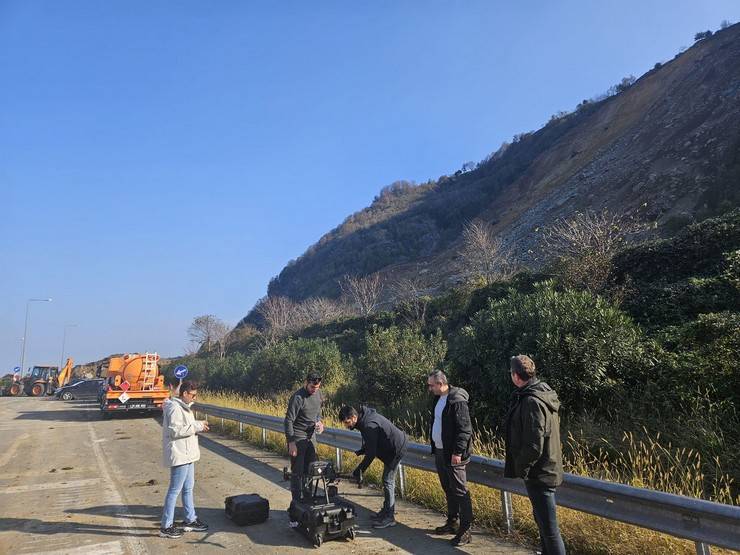 Heyelanın vurduğu Karadeniz Sahil Yolu'na 100 bin ton toprak akmış 5