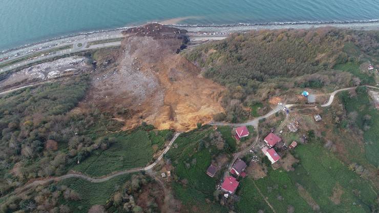 Heyelanın vurduğu Karadeniz Sahil Yolu'na 100 bin ton toprak akmış 7