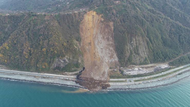 Heyelanın vurduğu Karadeniz Sahil Yolu'na 100 bin ton toprak akmış 8