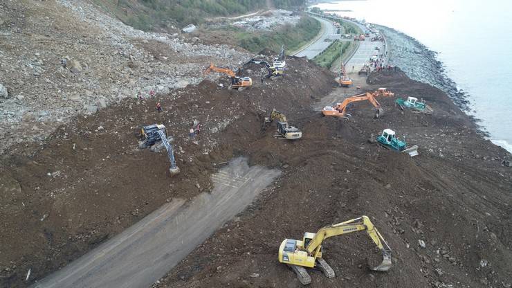 Heyelanın vurduğu Karadeniz Sahil Yolu'na 100 bin ton toprak akmış 9