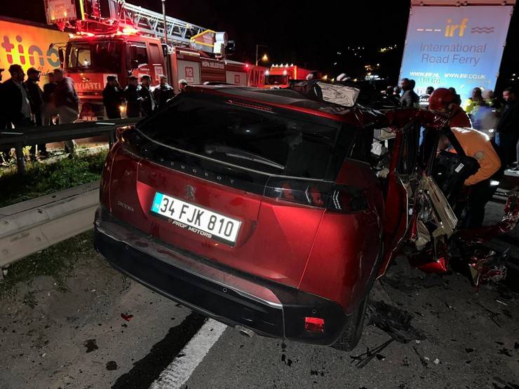 Artvin’de otomobil tıra çarptı: 1 ölü, 1 yaralı 3