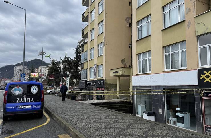 Rize'de tahliye edilen apartmanın sakinleri polis kontrolünde eşyalarını aldı 1
