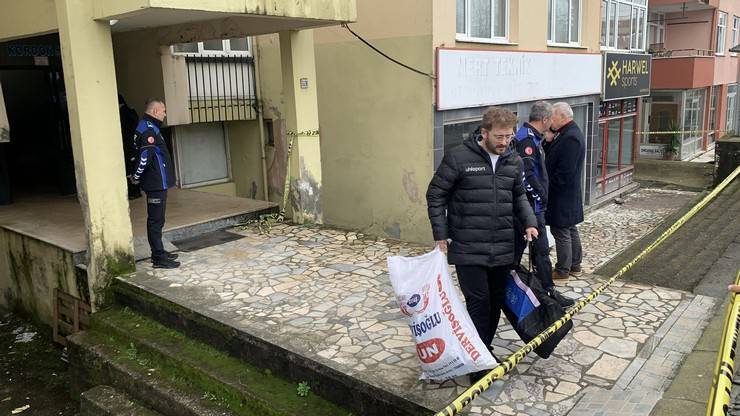 Rize'de tahliye edilen apartmanın sakinleri polis kontrolünde eşyalarını aldı 10