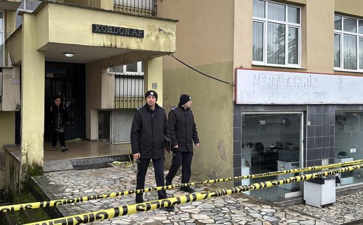 Rize'de tahliye edilen apartmanın sakinleri polis kontrolünde eşyalarını aldı 12