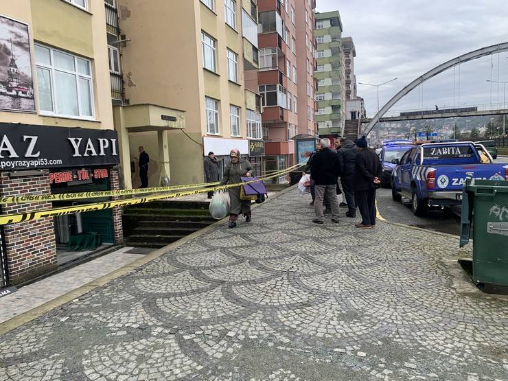 Rize'de tahliye edilen apartmanın sakinleri polis kontrolünde eşyalarını aldı 13